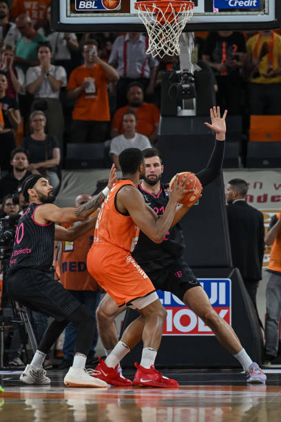 通过与国际 通过与国际